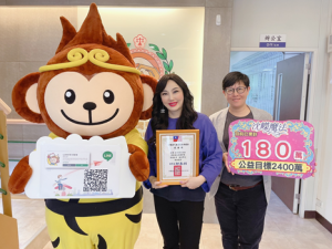沈嶸老師承諾公益「每月捐十萬、持續二十年」 上圖為110年3月沈嶸老師捐款臺灣更生保護會