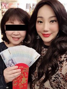 沈嶸老師非常大方 從不吝嗇將財富與徒兒共享 甚至分送高額紅利獎金犒賞徒兒 圖中為得到師父獎金的徒兒郭小姐