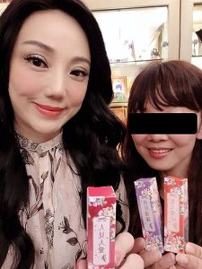 黃貞菀與沈嶸老師合作時相當開心 黃女甚至誇下海口要大力推廣魔法唇蜜 現在回頭看 只能說世事難料啊