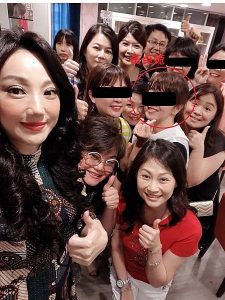沈嶸師父照顧徒兒不手軟 常送各式名牌犒賞徒兒 「向來只有人負我，我從不負任何人」是沈嶸老師一路以來的寫照