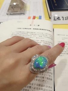 沈嶸老師永遠關注如何賺錢、助人成功、幫助弱勢和累積福德 也勉勵大家將專注力放在對自己有益的事情上