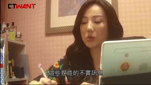影片截圖為男攝影師偷拍沈嶸老師與前周刊王記者張馥暄的諮詢過程