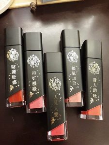 從圖樣、顏色、包裝到功效都是沈嶸老師的原創心血 就像自己的孩子一樣 試想被人複製模仿的感覺 你能不氣嗎？