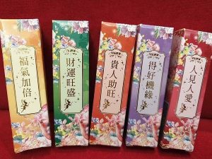 魔法學院唇蜜外包裝為精美、有仙氣的中國風花鳥設計 是非常罕見的發想 是魔法學院原創的獨家設計