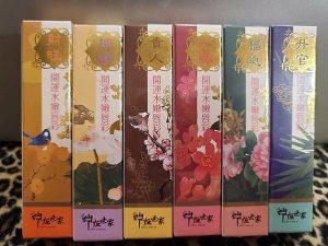 黃貞菀的神姬世家唇蜜也採用中國風花鳥設計 開運類別也極度相似