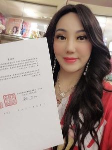 沈嶸老師開心收下和解書 因為對沈嶸老師而言 撤下報導比起官司勝訴更為重要