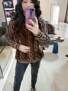 沈嶸老師經常出入各大精品名牌專櫃 即使受到許多品牌禮遇 待人仍是客氣有禮 甚至寄禮品感謝櫃哥櫃姐的照顧 待人謙卑有目共睹
